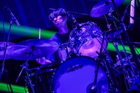 サポートメンバーの伊藤大地（Dr）。（撮影：森好弘）