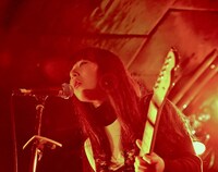 松尾レミ（Vo, G）。インディーズ時代のライブより。（撮影：SHINNOSUKE UMEDA）
