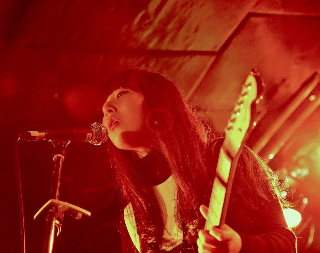 松尾レミ（Vo, G）。インディーズ時代のライブより。（撮影：SHINNOSUKE UMEDA）