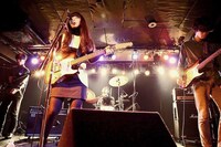 インディーズ時代のGLIM SPANKY。下北沢のライブハウスを中心に活動を展開していた。（撮影：SHINNOSUKE UMEDA）