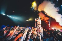 客席に飛び込んだano。（撮影：横山マサト）