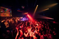 ケンモチヒデフミ（水曜日のカンパネラ）のステージの様子。（撮影：横山マサト）