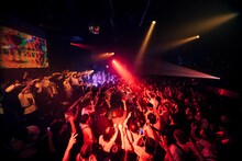 ケンモチヒデフミ（水曜日のカンパネラ）のステージの様子。（撮影：横山マサト）