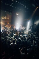 TAKU INOUEのステージの様子。（撮影：横山マサト）