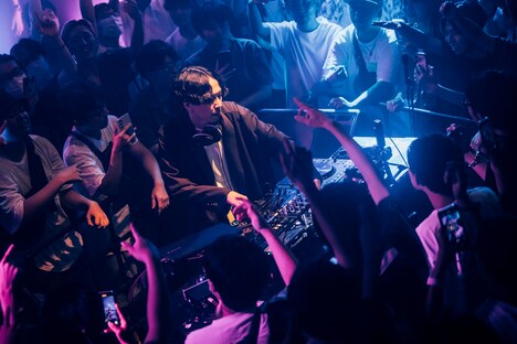 TAKU INOUEのステージの様子。（撮影：横山マサト）