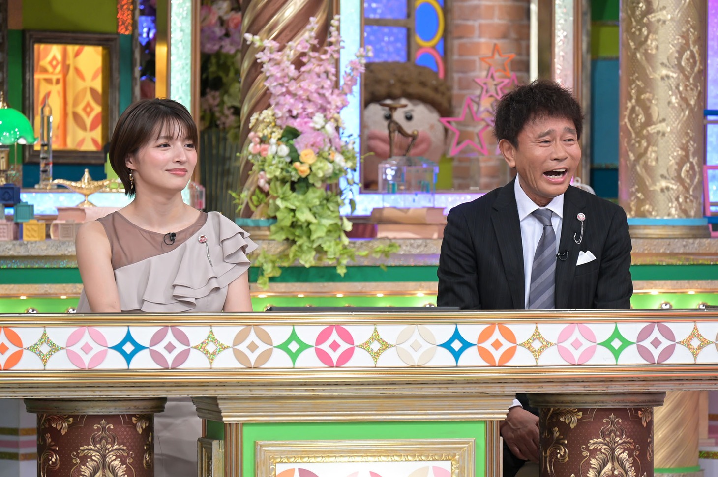 左から清水麻椰アナウンサー、浜田雅功。(c)MBS