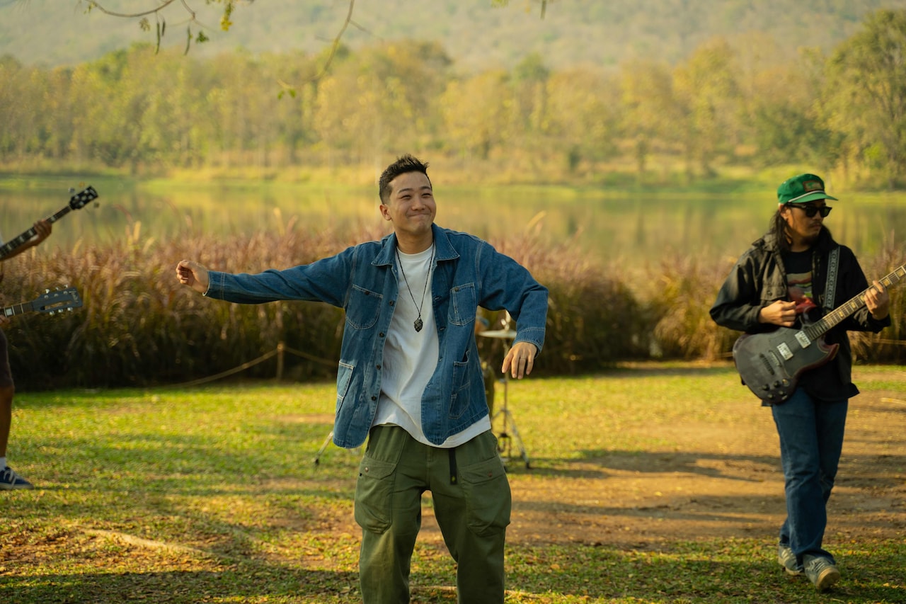 「香水」の瑛人、タイ語を覚えて陽気に