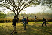 瑛人「น้ําหอม feat.SANIMYOK」ミュージックビデオ撮影の様子。