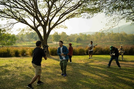 瑛人「น้ําหอม feat.SANIMYOK」ミュージックビデオ撮影の様子。