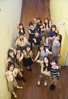 16人それぞれ異なる制服風衣装に身を包んだ虹のコンキスタドール。(c)徳間書店（撮影：田中瞳）