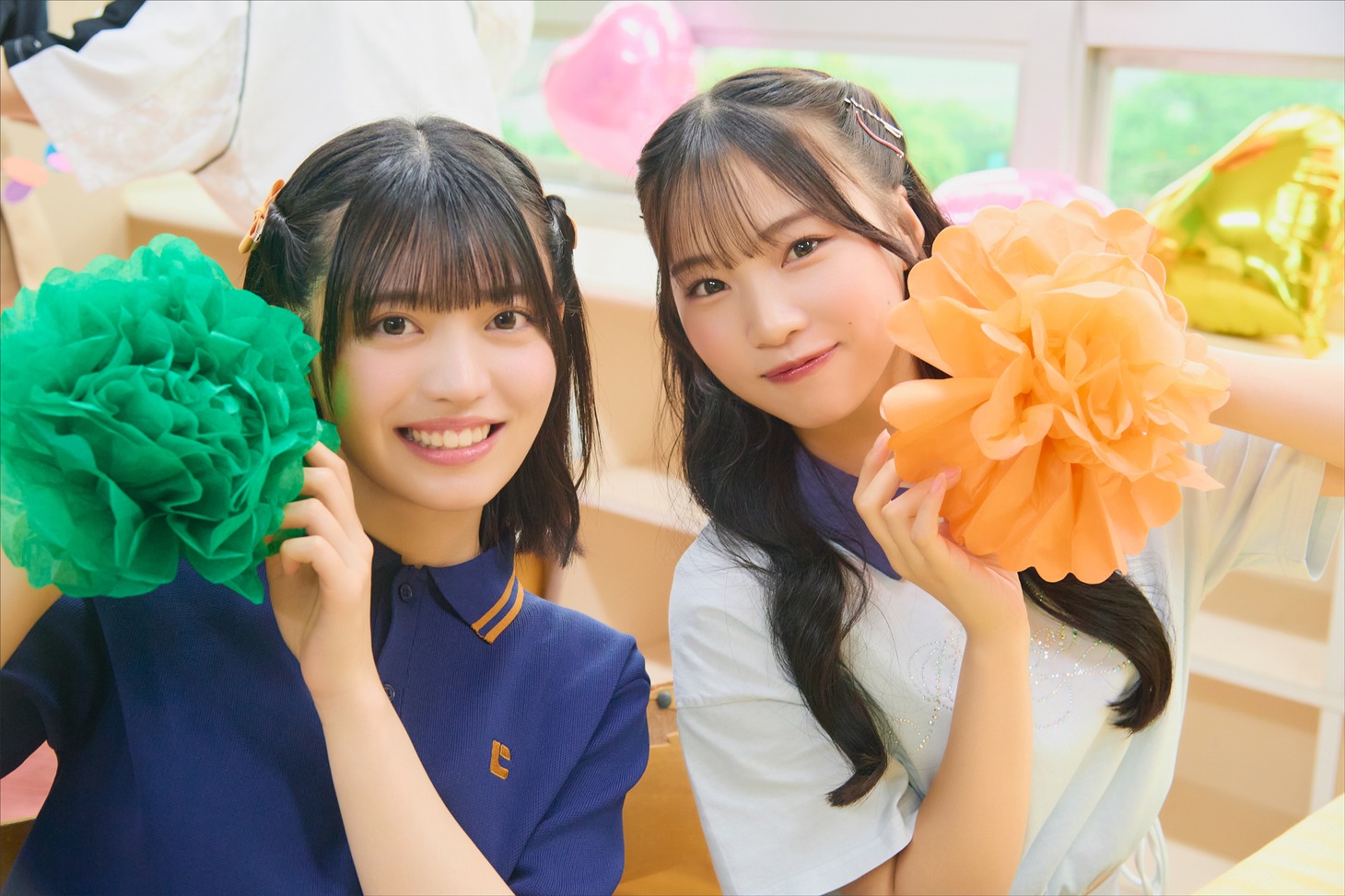 文化祭の飾り付けを楽しむ石浜芽衣（左）と尾林結花（右）。（撮影：田中瞳）