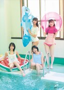 プールではしゃぐ虹コン同期メンバーの蛭田愛梨、岡田彩夢、清水理子、隈本茉莉奈。(c)徳間書店（撮影：田中瞳）