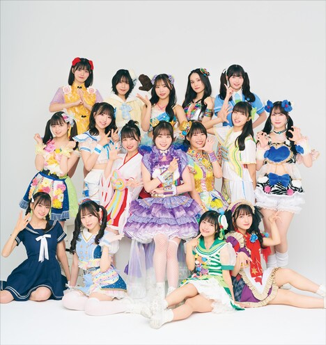 16人それぞれ異なる楽曲の衣装を着た虹のコンキスタドール。(c)徳間書店（撮影：田中瞳）