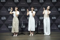 25年続けてきた挨拶「3人合わせてPerfumeです！」を披露するPerfume。