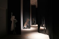 Perfumeの振付に合わせてくり抜かれたパネル。