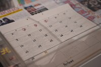 細かく予定が書き込まれたカレンダー。