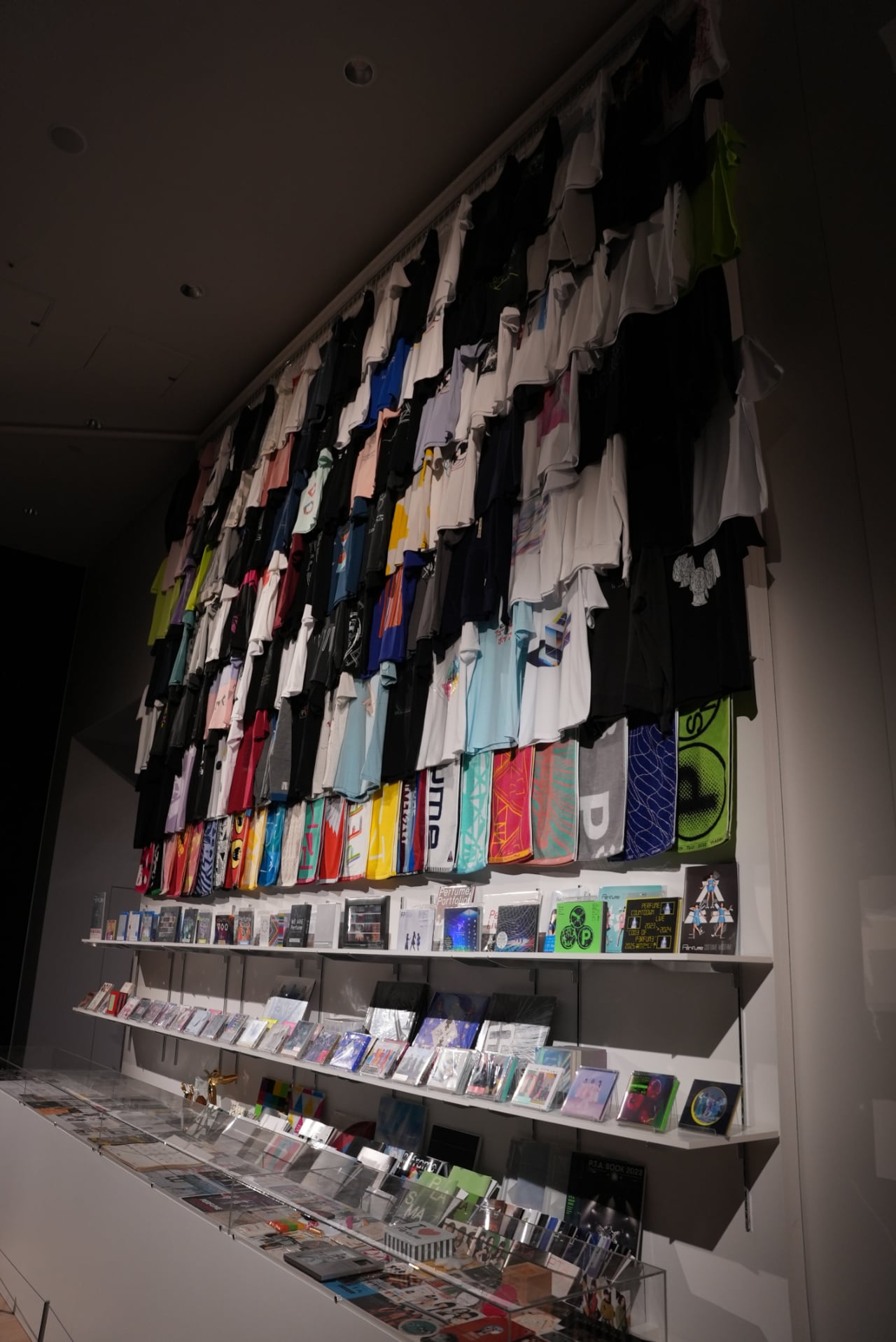 これまでに販売したTシャツやタオル。 - Perfumeの25周年展