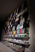 これまでに販売したTシャツやタオル。