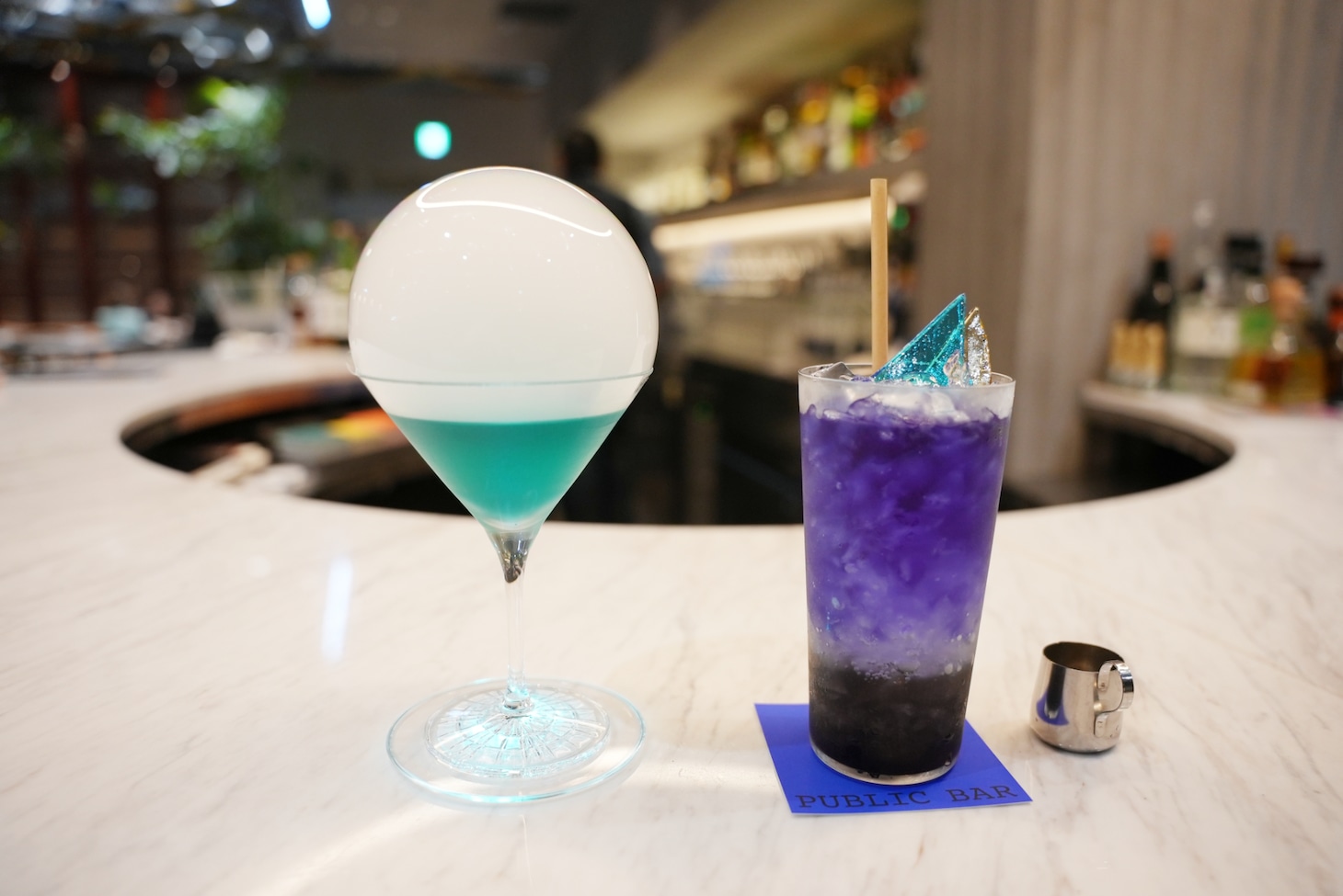会場限定のコラボメニュー。左からカクテル「Everyday」、モクテル「Magic of Love」。