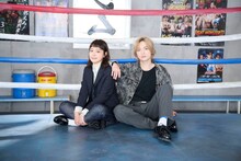 左から奈緒扮する佐藤ほこ美、玉森裕太扮する葛谷海里。 (c)TBS