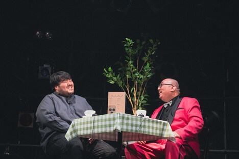 左から澤部渡、街裏ぴんく。(撮影:廣田達也)