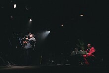 左から澤部渡、街裏ぴんく。（撮影：廣田達也）