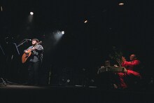 左から澤部渡、街裏ぴんく。（撮影：廣田達也）