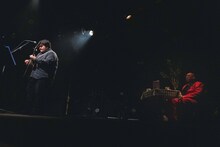 左から澤部渡、街裏ぴんく。（撮影：廣田達也）