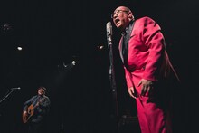 左から澤部渡、街裏ぴんく。（撮影：廣田達也）