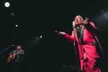 左から澤部渡、街裏ぴんく。（撮影：廣田達也）