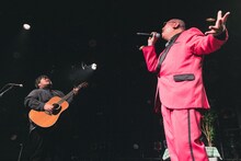 左から澤部渡、街裏ぴんく。（撮影：廣田達也）