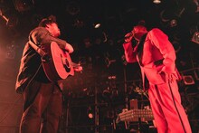 左から澤部渡、街裏ぴんく。（撮影：廣田達也）