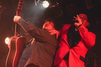 左から澤部渡、街裏ぴんく。（撮影：廣田達也）