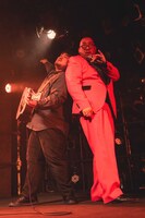 左から澤部渡、街裏ぴんく。（撮影：廣田達也）