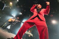 左から澤部渡、街裏ぴんく。（撮影：廣田達也）