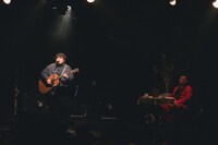 左から澤部渡、街裏ぴんく。（撮影：廣田達也）