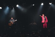 左から澤部渡、街裏ぴんく。(撮影:廣田達也)