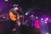 左から澤部渡、街裏ぴんく。(撮影:廣田達也)
