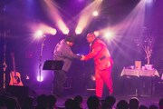 左から澤部渡、街裏ぴんく。(撮影:廣田達也)