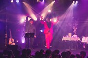 左から澤部渡、街裏ぴんく。(撮影:廣田達也)