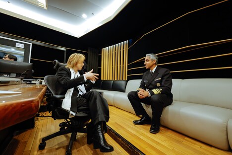 YOSHIKI、Dr.ビベク・マーシーの対談の様子。