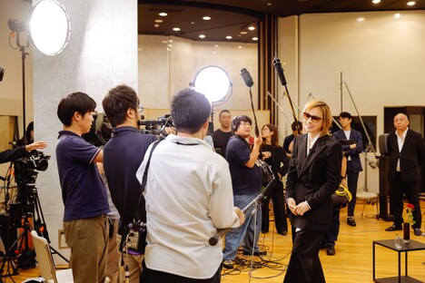 YOSHIKI、Dr.ビベク・マーシーの対談の様子。