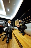 YOSHIKI、Dr.ビベク・マーシーの対談の様子。