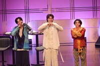 「手で作るハートマーク」のポーズを決めるカイ、タカシ、ハル。（撮影：米山三郎）