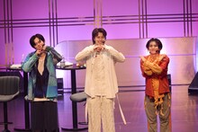 「手で作るハートマーク」のポーズを決めるカイ、タカシ、ハル。（撮影：米山三郎）