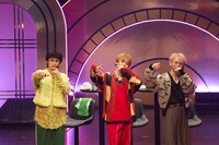 「ラッパー」のポーズを決めるタクヤ、ユーキ、シューヤ。（撮影：米山三郎）