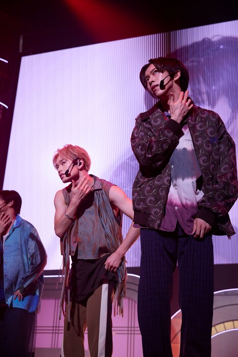 「Steal a Kiss」のパフォーマンスの様子。（撮影：米山三郎）