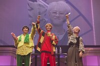 8号車からの借り物を手にするタクヤ、ユーキ、シューヤ。（撮影：米山三郎）