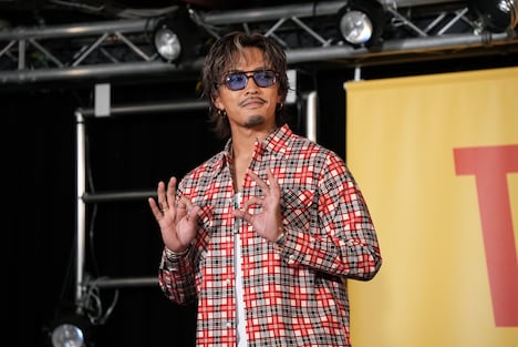 報道陣に撮影が終わったか確認する数原龍友。