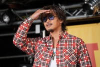 カメラを探す数原龍友。